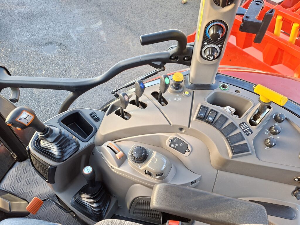 Case IH FARMALL 115C – image 9