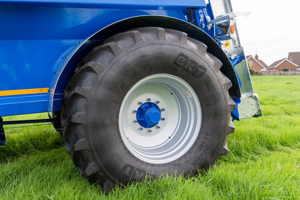 NC Engineering Rear Discharge Manure Spreaders – image 3