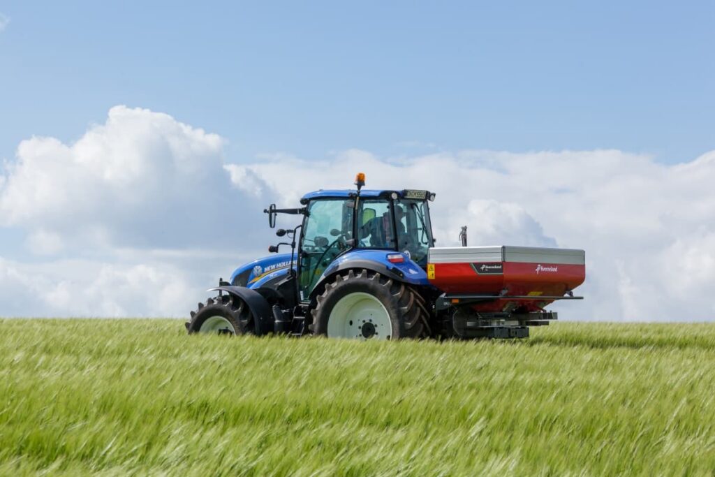 Kverneland Mounted Fertiliser Spreaders – image 4