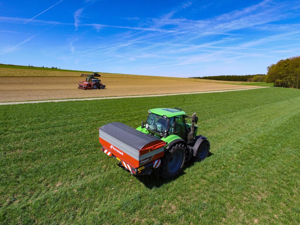 Kverneland Mounted Fertiliser Spreaders – image 3