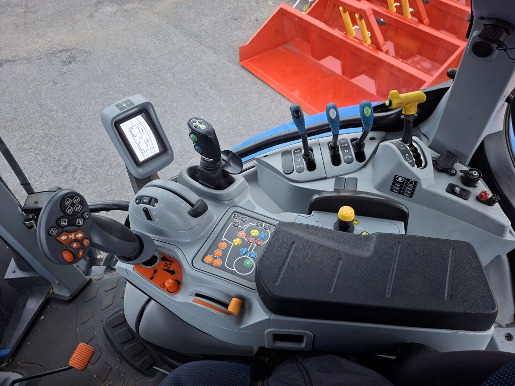 New Holland T5140 – image 8