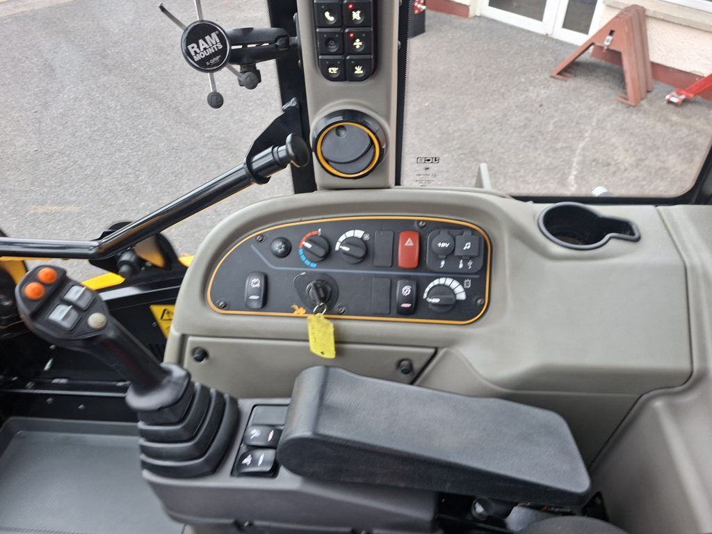 JCB 320S – image 9