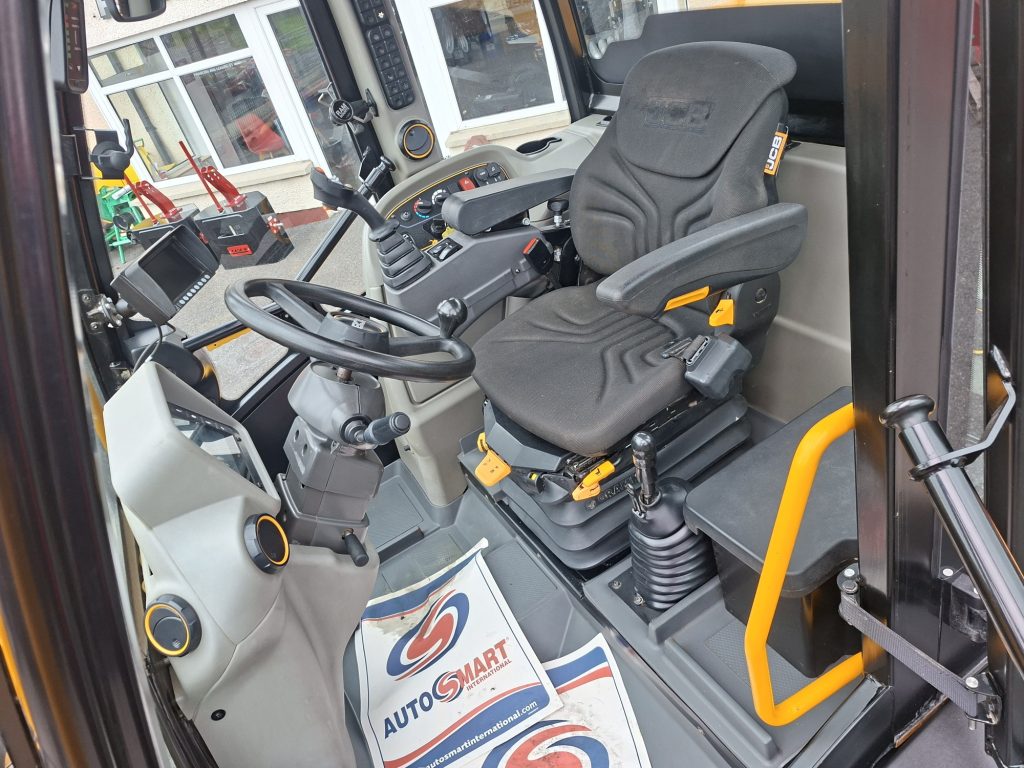 JCB 320S – image 8